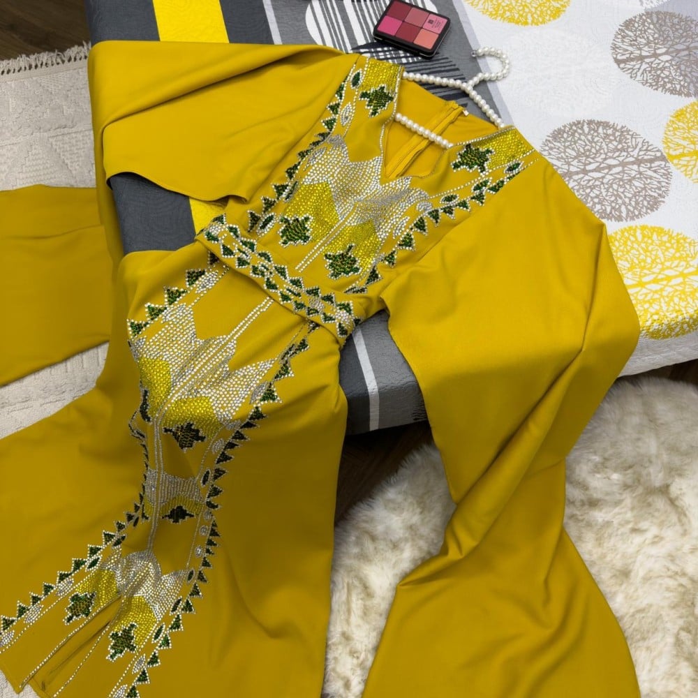 فستان اصفر ذهبي
