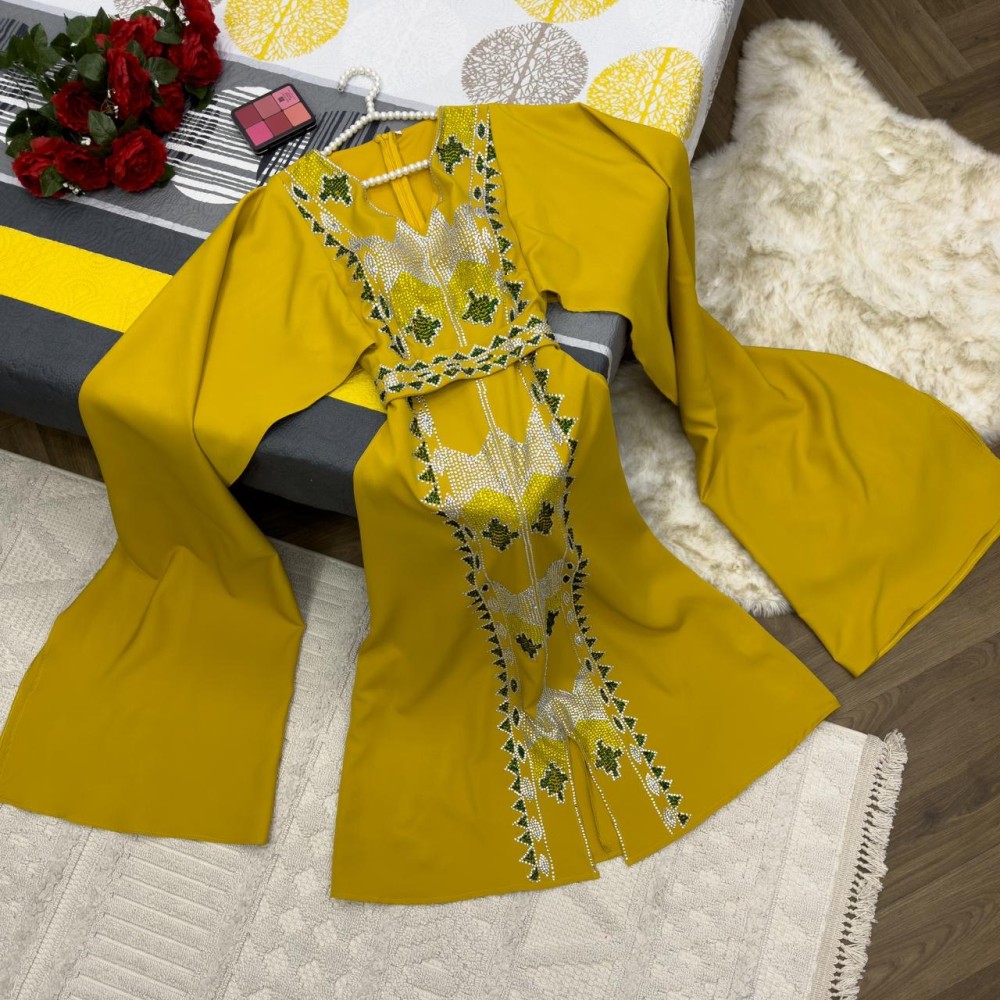 فستان اصفر ذهبي