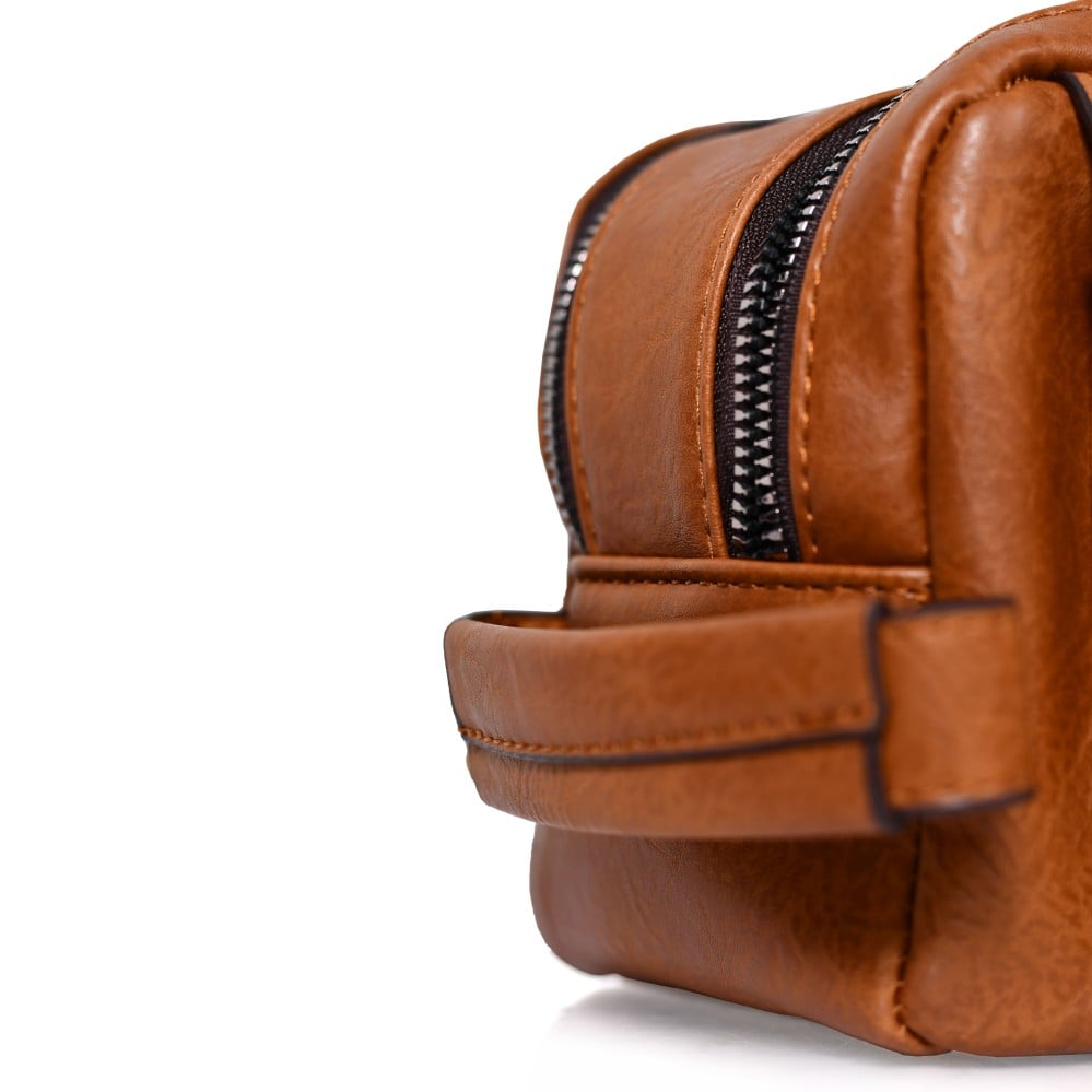 شنطة يد جلد بمقبض معصم مع فتحة داخلية للنقود والبطاقات و الاكسسورات بني فاتح