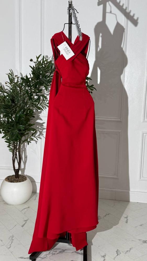 فستان باربي أحمر طويل بخامة فاخرة وتصميم كتف متقاطع أنيق