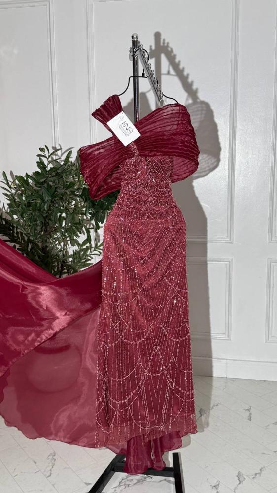 فستان عودي طويل من أورجنزا مزين بسلاسل شك ولمسات ملكية