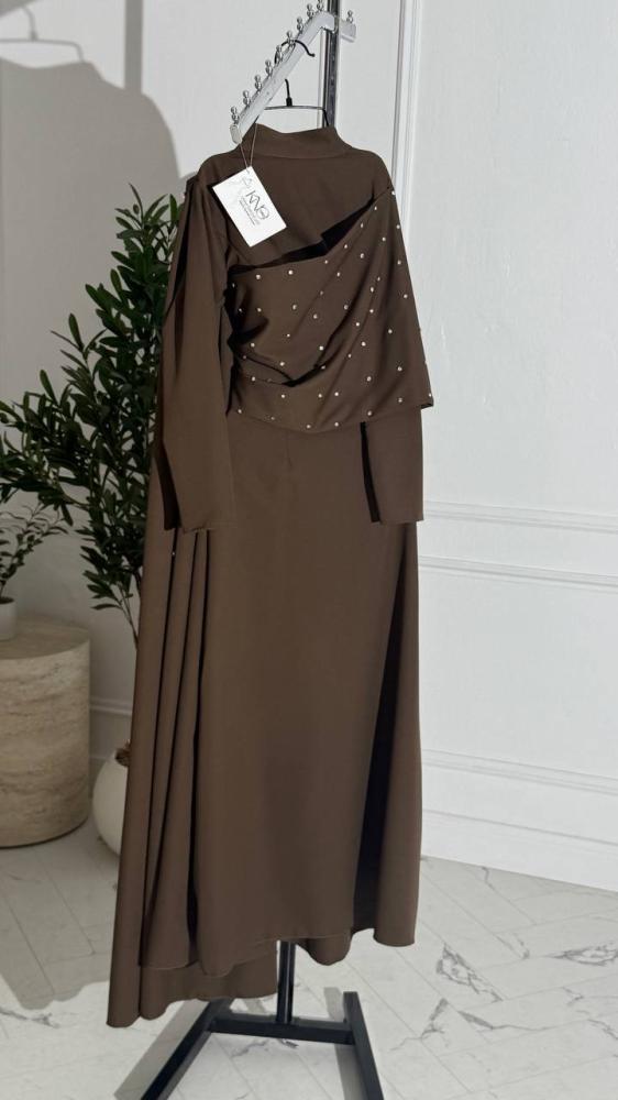 فستان برقبه مرتفعه وتطريز ناعم