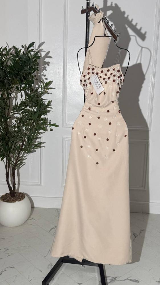 فستان سهرة لحمي باربي بتطريز زهور ناعمة وفتحة أمامية