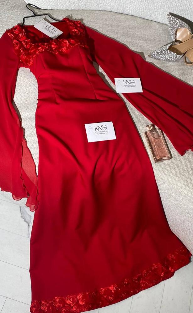 فستان فرح أحمر بأكمام طويلة وتطريز وردي