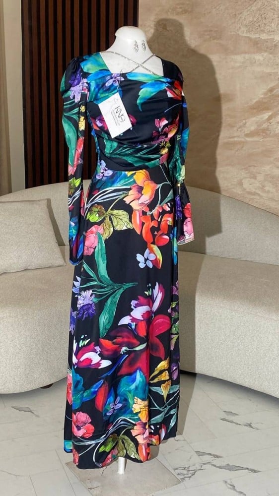 فستان كاريسلا بطبعة زهور ملونة