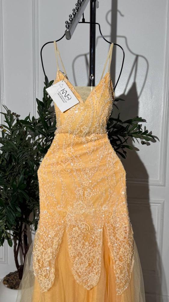 فستان بيج دانتيل مزين بورود بارزة ومبطن بتل فاخر لإطلالة راقية وأنثوية