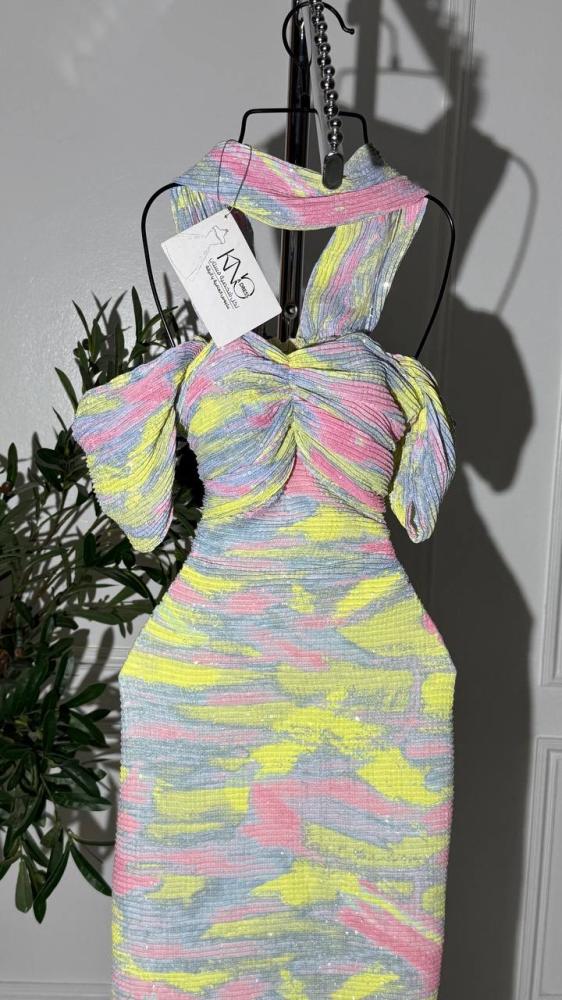 فستان ترتر ملون مموج بتصميم لامع وأنيق يضفي لمسة من الحيوية