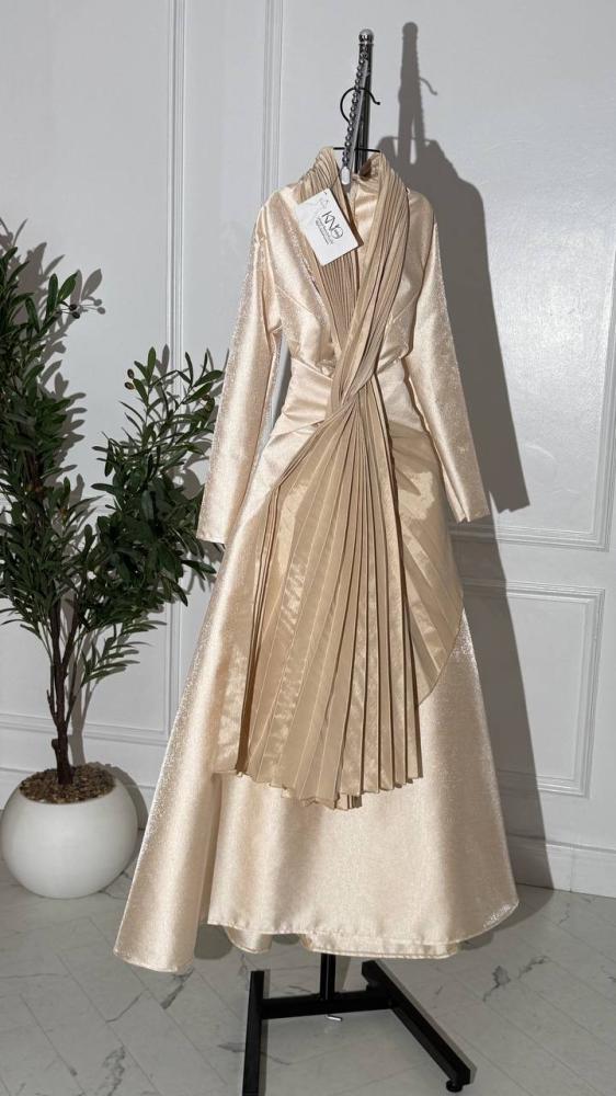 فستان سهرة بيج بقماش تفته روسي – نعومة فاخرة وأناقة كلاسيكية