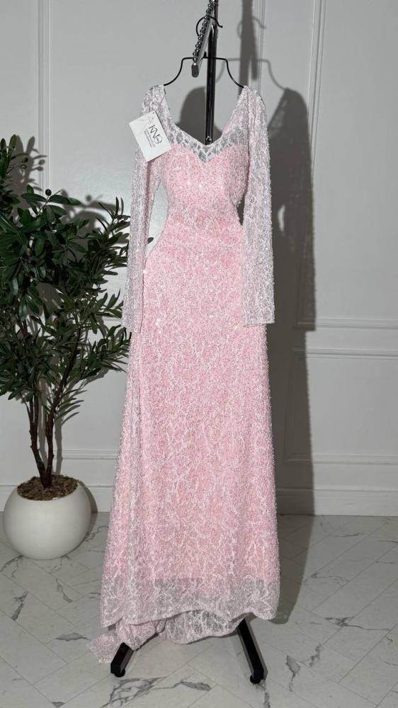 فستان لحمي دانتيل مع كردانة بتصميم فاخر ولمسة أنيقة ناعمة