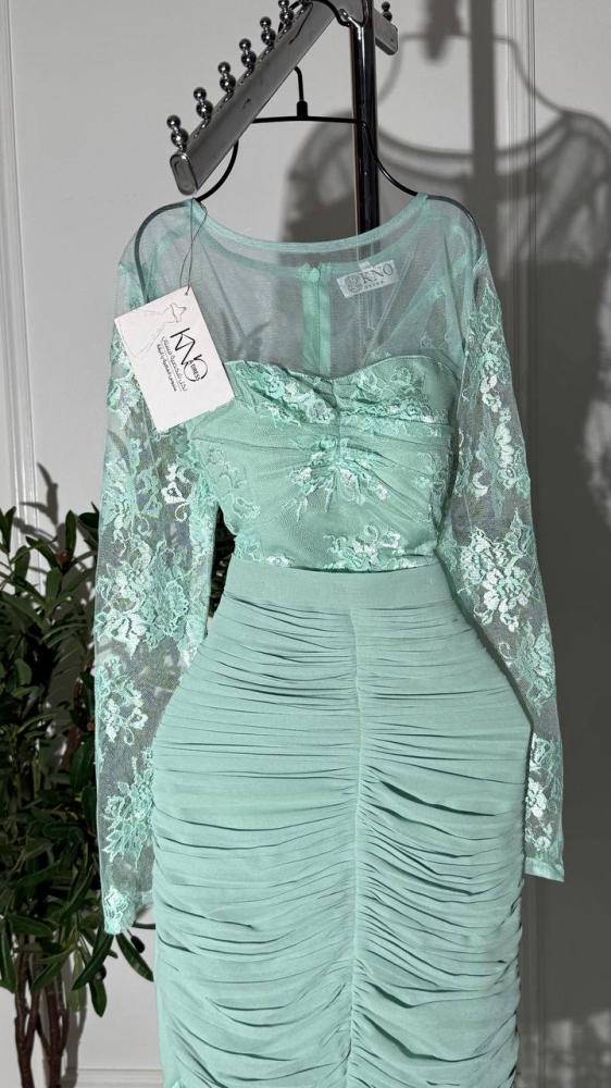 فستان دانتيل فاخر مع جورجيت مكرمش بتصميم أنيق ولمسة راقية