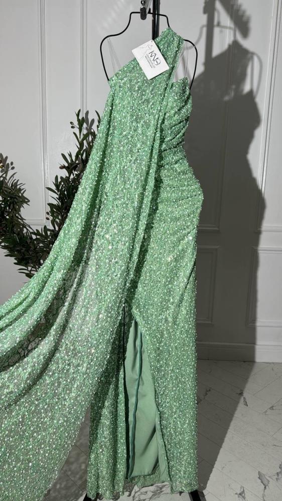 فستان تفاحي دانتيل كردانة فاخر بكتف واحد وشق أنيق لإطلالة راقية وجذابة