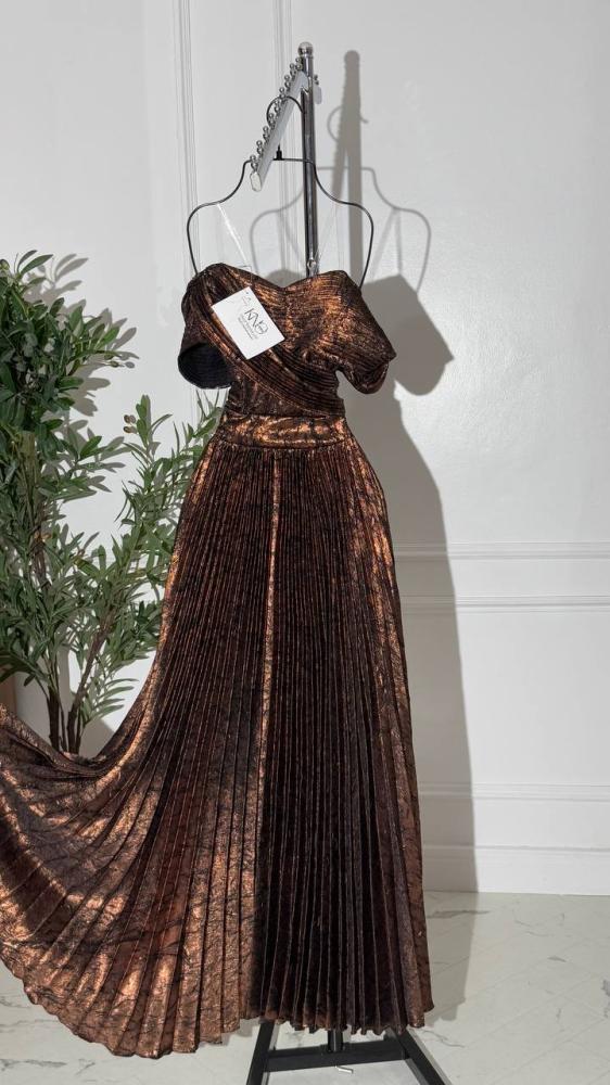 فستان كلوش بني طويل بقماش جاكار – تصميم راقٍ بلمعة جذابة ونقشة فاخرة