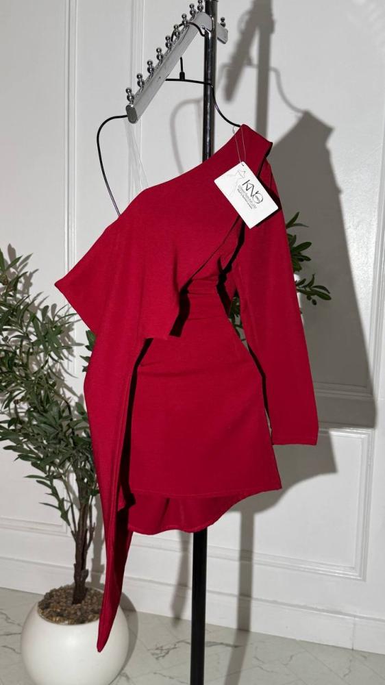 فستان باربي فاخر بكتف واحد وتصميم جانبي منسدل، أنيق ومميز لإطلالة فريدة