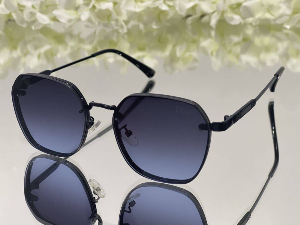Dior Sunglasses With Gold And Black Round Frames And Light, 60% OFF