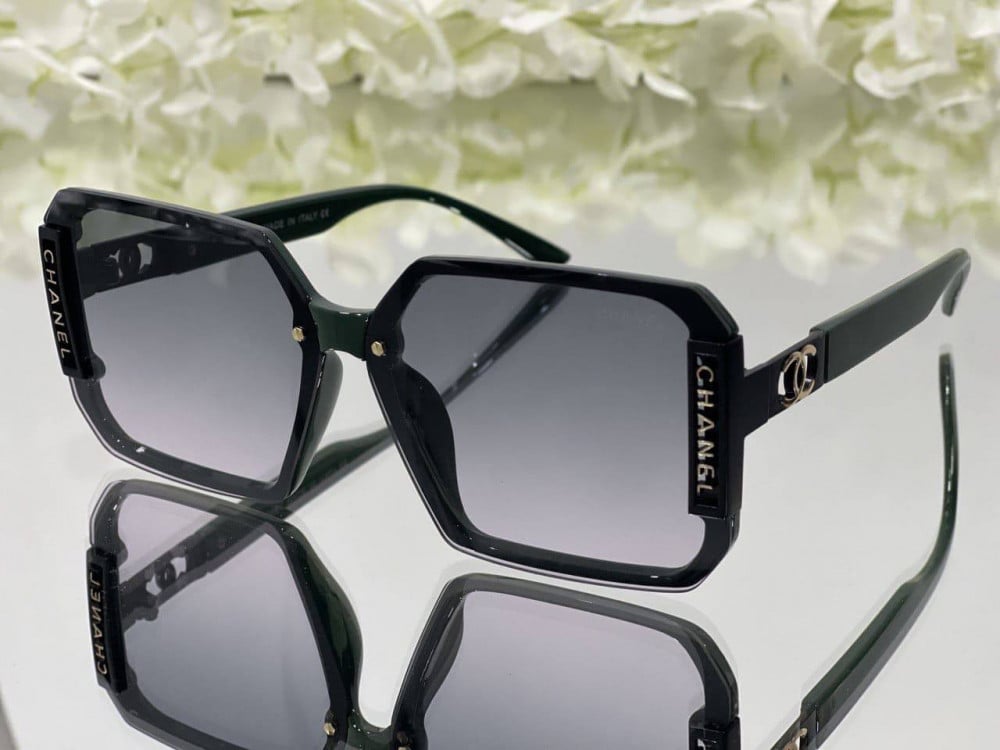 Chanel sunglasses with a square frame in black and dark green, with  transparent black lenses