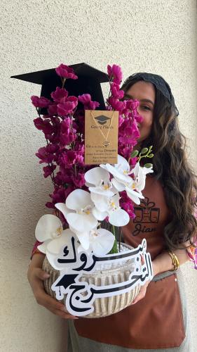 فازة مُزينه بسلسال ورسالة سعيده