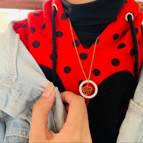 سلسال اسم مع إطار دائري