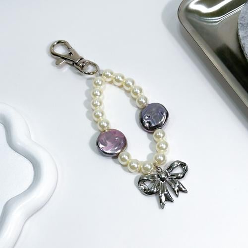 ميدالية لولو مع فيونكة فضية | Pearl with a bowknot charm keychain