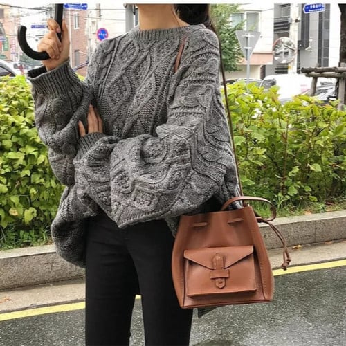 بلوفر تريكو نسائي ، بتصميم نقوش مميزة ، لون رمادي