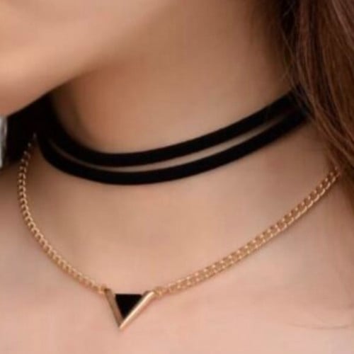 قلادة مخمل بشكل مثلث بسلسلة