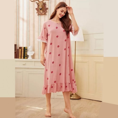 قميص وردي بتصميم أطراف مميزة ، وبطباعة الفراولة