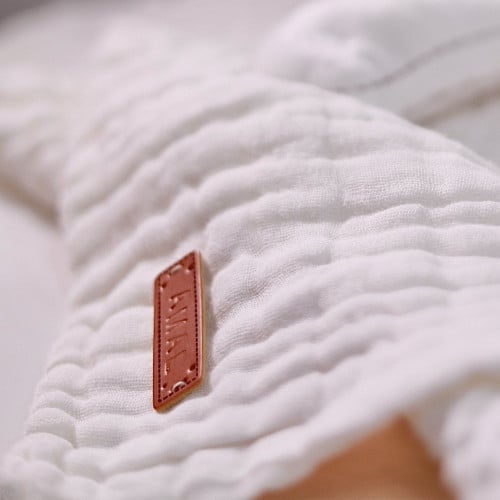 خدمة ختم الإسم على الجلد (حسب الطلب)