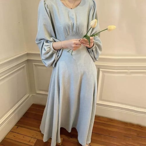 فستان كوري ناعم، ملمس ساتان رقيق بتصميم أكمام الفانوس، وبخصر مزموم ، لون فستقي