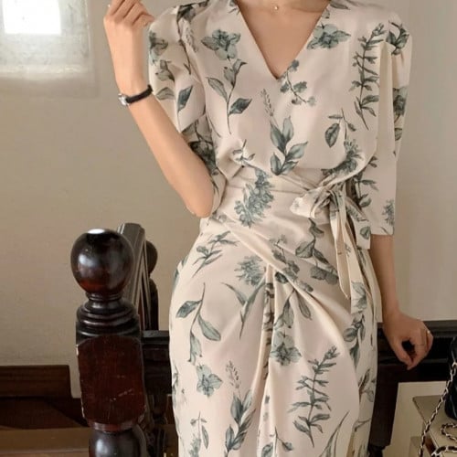 فستان نسائي أنيق  برقبة على شكل V بنقوش الأزهار وتصميم أشرطة متقاطعة ، لون أخضر