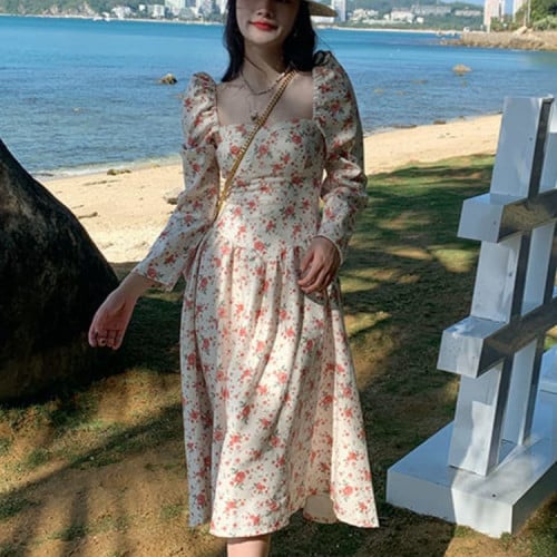 فستان نسائي ناعم و أنيق بنمط مورد ، بتصميم خصر نازل ، أكمام طويلة ، لون مورد