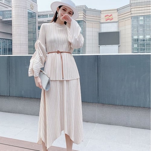 مجموعة أزياء الربيع ، طقم بلوزة وتنورة وحزام جلدي، تصميم مميز بأكمام الفانوس وأطوال التنورة غير متماثلة ، لون بيج