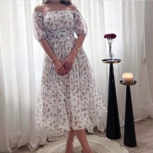 فستان نسائي أنيق ، متوسط الطول ، بأكمام منخفضة ، تصميم النقوش وخامة ناعمة ، لون أبيض