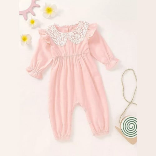 جمبسوت وردي بتفاصيل الدانتيل ، وتصميم مميز