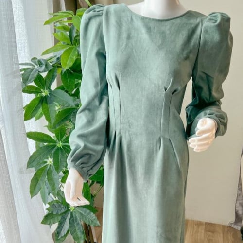 فستان نسائي مخملي طويل ، تصميم كسرات ، لون تفاحي