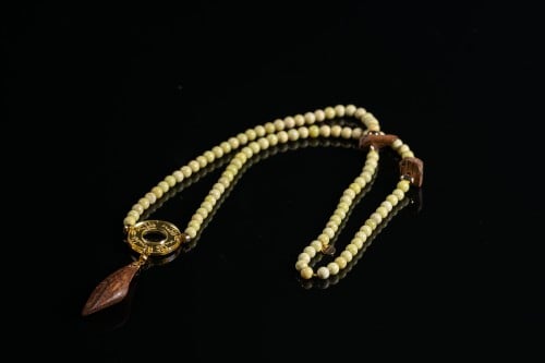 مسبحة الخرز الأصفر الفاتح