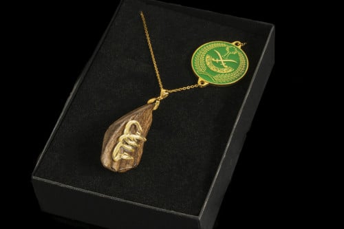 تعليقة سيارة بقطعة عود لليوم الوطني