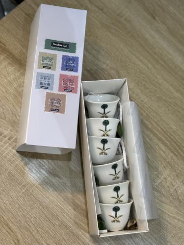 توزيعات اليوم الوطني فناجين قهوة عربية