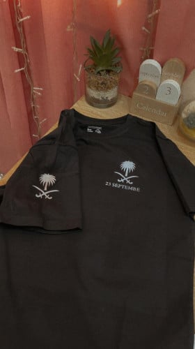 تشيرت بتصميم لليوم الوطني