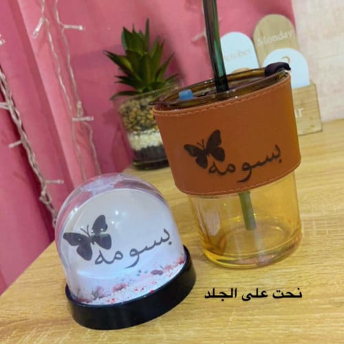 كوب مع كتابه الاسم نحت على الجلد