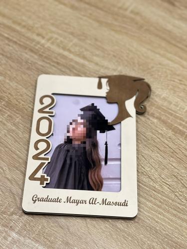 اطار خشبي بنحت لاسم الخريج + صوره شخيصه