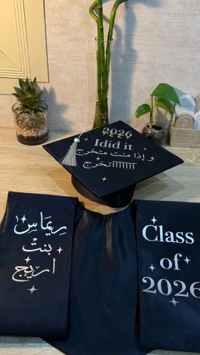 قبعه تخرج مع وشاح بطباعه على ثلاث جهات