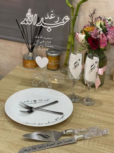 طقم ملكة مع استاند بصمه بقصه علويه