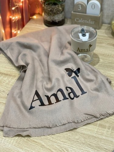 وشاح بالاسم مع كوب بالاسم