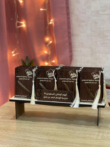 توزيعات عود باستاند خشبي مع كتابه اسم المشارك 12 حبه