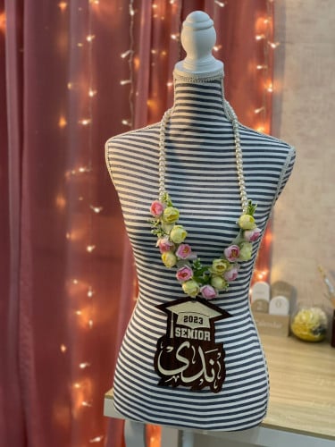 طوق ورد بالاسم خشب