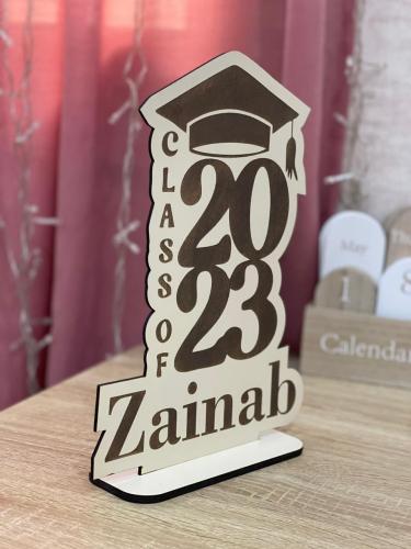 درع خشبي باسم الخريجه وعام التخرج