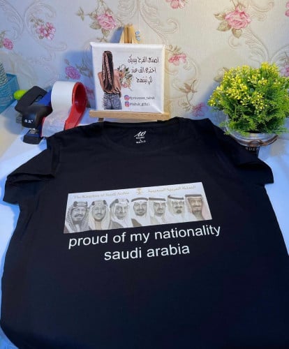 تشيرت نسائي بتصميم لليوم الوطني