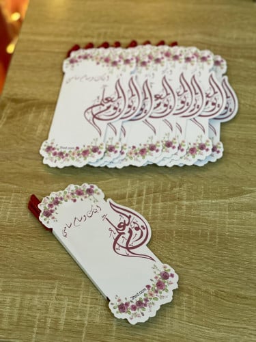 قلم احمر داخل كرت بتصميم ليوم المعلم 10 حبات