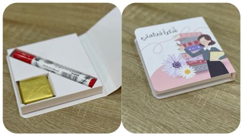 توزيعات يوم المعلم بوكس شوكلت مع قلم سبوره مع كتابه القلم