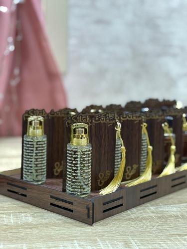 توزيعات عطور فرنسية مع كرت خشبي بالاسم ١٢ حبه