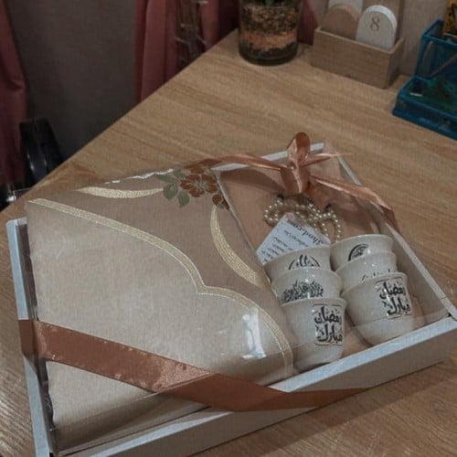 بوكس سجاده و جلال مع فناجين بتصميم رمضانيه